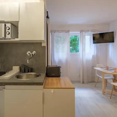 Apartman Charming Flat With Garden In Juans-Les-Pins Antibes